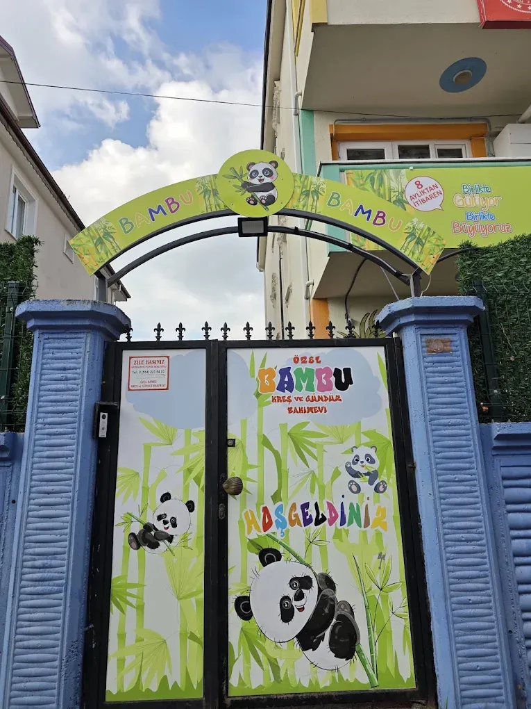 Bambu Kreş'in bambu tabelalı, panda resimli 'Hoşgeldiniz' giriş kapısı